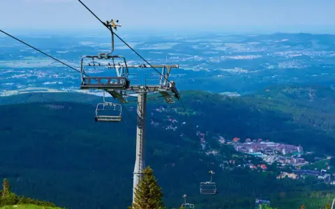 Kolejka linowa nad lasem, widok na miasteczko w dolinie. Czy to Karpacz czy Szklarska Poręba?