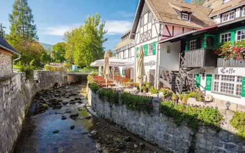 Szklarska Poręba atrakcje dla dorosłych: urokliwa restauracja nad strumieniem, z tarasem i kawiarnią. Idealne miejsce na relaks.