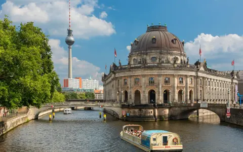 Rejs po Sprewie wśród zabytków w Berlinie. Widoczny Bode Museum i Fernsehturm.