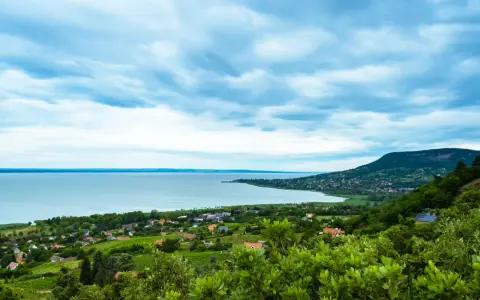Widok na malownicze miasteczko nad Balatonem, jedno z najpiękniejszych miejsc nad jeziorem.
