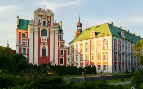 Co ciekawego w Poznaniu? Imponujące budynki dawnego kolegium jezuickiego i pałacu arcybiskupiego w złotym świetle zachodzącego słońca.