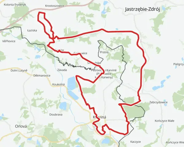 Mapa z zaznaczoną na czerwono nadmorską trasą rowerową, prowadzącą przez tereny z licznymi jeziorami i lasami, w pobliżu miejscowości takich jak Jastrzębie-Zdrój i Karviná.