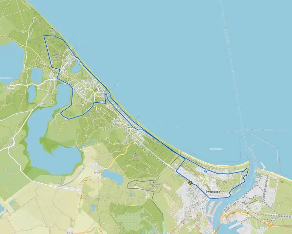 Mapa z zaznaczonymi świnoujście trasy rowerowe, prowadzące przez tereny zielone, jeziora i miasto.