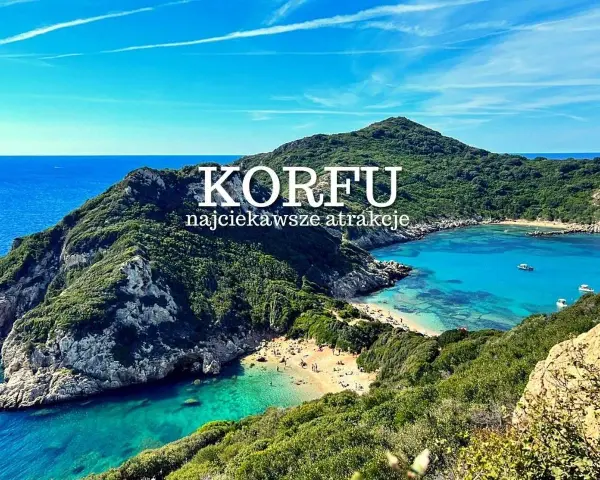 Widok na zatokę z krystalicznie czystą wodą i plażą. Korfu miasto atrakcje zapraszają do odkrycia tego rajskiego zakątka Grecji.