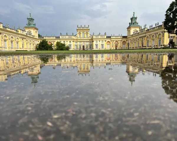 Pałac w Wilanowie odbija się w kałuży po deszczu. Wspaniałe miejsce na zwiedzanie.