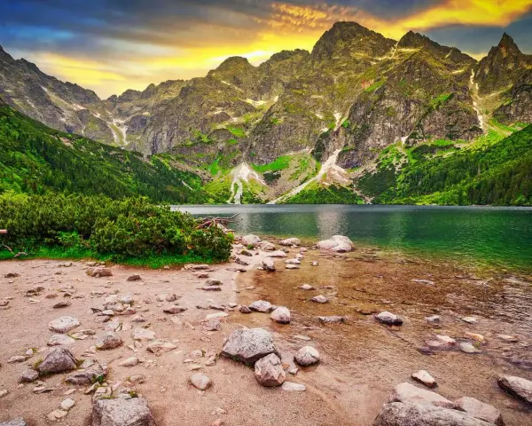 Góry i jezioro Morskie Oko o zachodzie słońca. Legenda mówi, że tak powstało Morskie Oko.