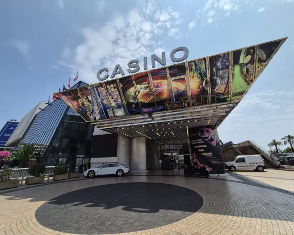 Wejście do kasyna w Cannes, ozdobione neonami i grafikami nawiązującymi do gier. To miejsce, gdzie można poczuć atmosferę alei gwiazd Cannes.