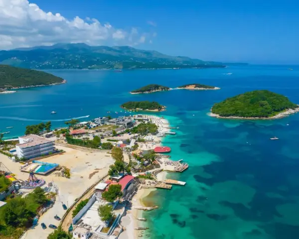 Albania co warto wiedzieć: malownicza zatoka z wyspami, plażami i kurortem. Idealne miejsce na wakacje.
