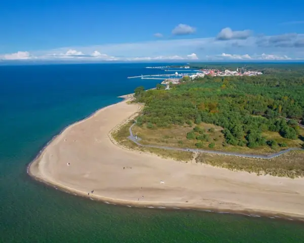 Piękna plaża i las na Helu. Idealne miejsce, by odpocząć i zastanowić się, co robic na Helu.