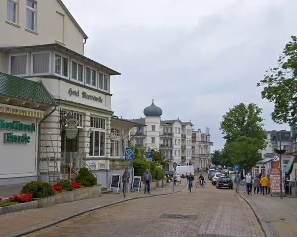 Ulica z hotelami i kawiarniami, gdzie świnoujście atrakcje po niemieckiej stronie zachęcają do spacerów.