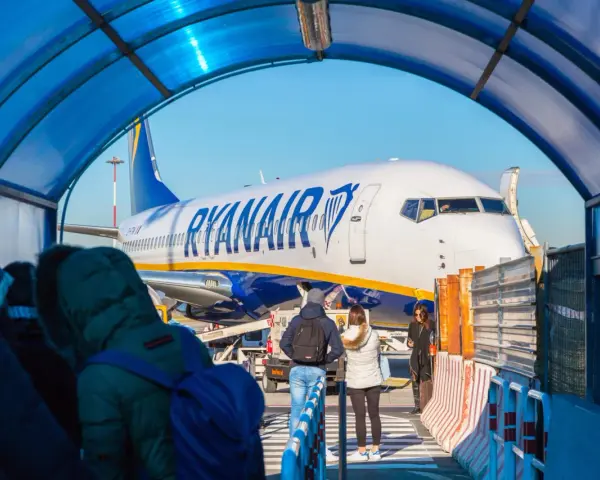 Pasażerowie podchodzą do samolotu Ryanair na lotnisku Rzym Ciampino, gotowi do podróży do centrum.