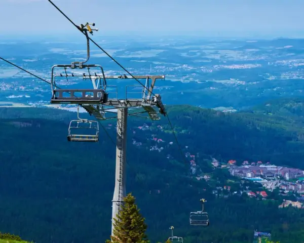 Kolejka linowa nad lasem, widok na miasteczko w dolinie. Czy to Karpacz czy Szklarska Poręba?
