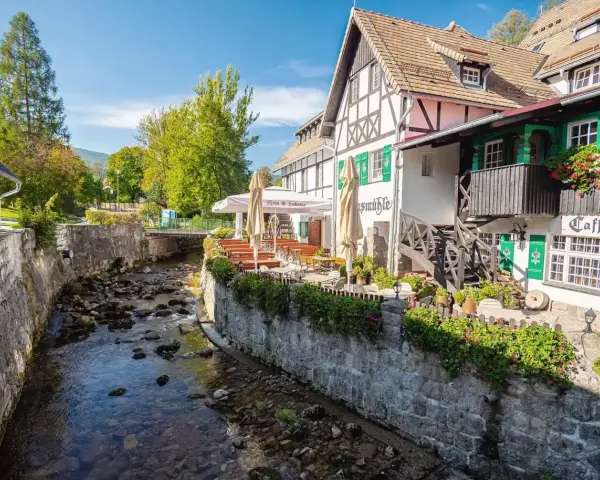 Szklarska Poręba atrakcje dla dorosłych: urokliwa restauracja nad strumieniem, z tarasem i kawiarnią. Idealne miejsce na relaks.