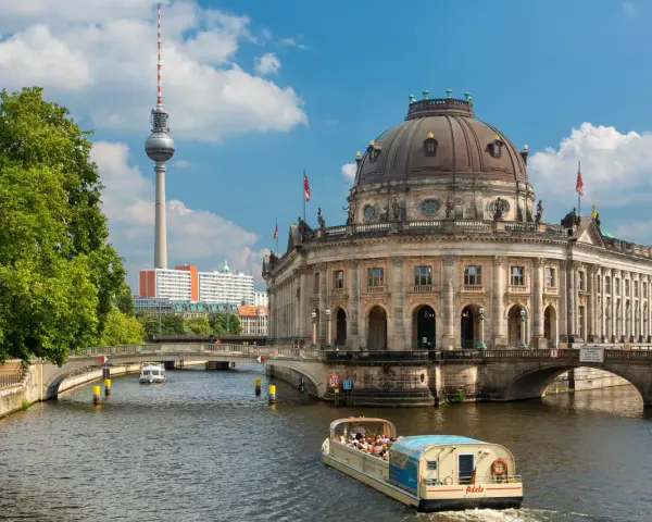 Rejs po Sprewie wśród zabytków w Berlinie. Widoczny Bode Museum i Fernsehturm.