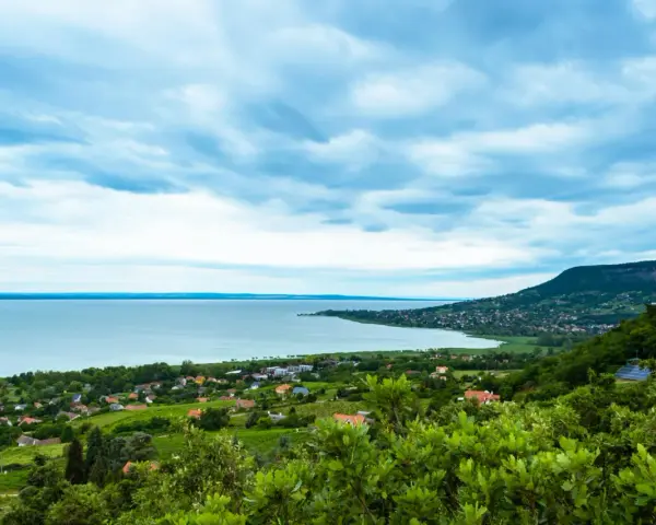 Widok na malownicze miasteczko nad Balatonem, jedno z najpiękniejszych miejsc nad jeziorem.