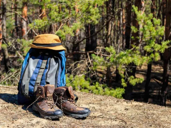 Plecak, kapelusz i buty trekkingowe gotowe na wycieczkę w góry.