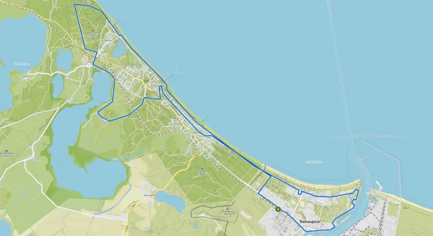 Mapa z zaznaczonymi świnoujście trasy rowerowe, prowadzące przez tereny zielone, jeziora i miasto.