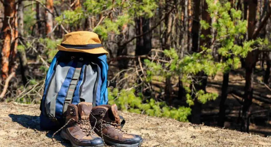 Plecak, kapelusz i buty trekkingowe gotowe na wycieczkę w góry.