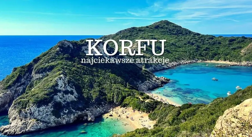 Widok na zatokę z krystalicznie czystą wodą i plażą. Korfu miasto atrakcje zapraszają do odkrycia tego rajskiego zakątka Grecji.