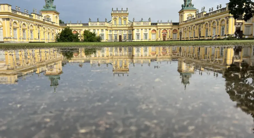 Pałac w Wilanowie odbija się w kałuży po deszczu. Wspaniałe miejsce na zwiedzanie.