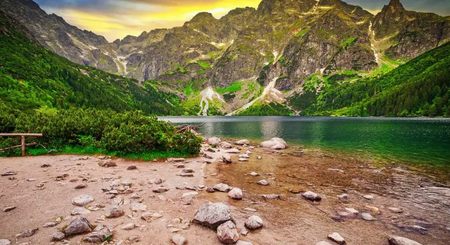 Góry i jezioro Morskie Oko o zachodzie słońca. Legenda mówi, że tak powstało Morskie Oko.