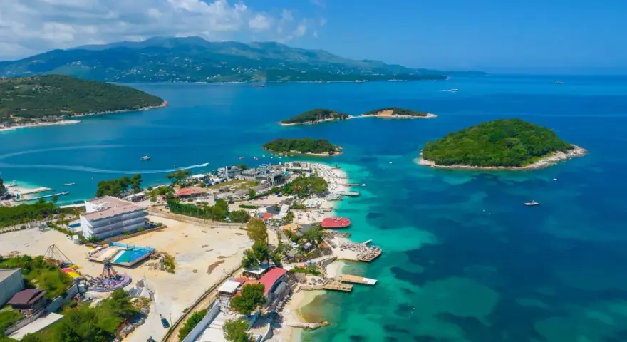 Albania co warto wiedzieć: malownicza zatoka z wyspami, plażami i kurortem. Idealne miejsce na wakacje.