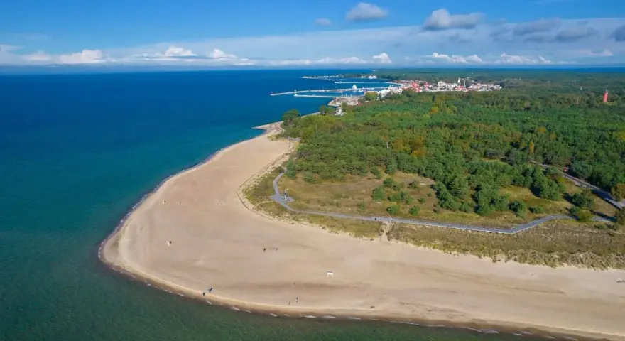 Piękna plaża i las na Helu. Idealne miejsce, by odpocząć i zastanowić się, co robic na Helu.