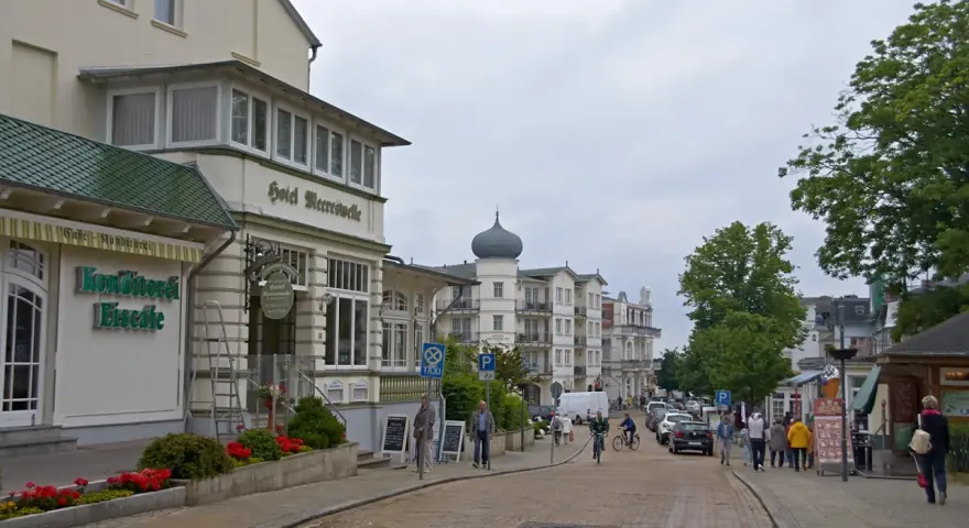 Ulica z hotelami i kawiarniami, gdzie świnoujście atrakcje po niemieckiej stronie zachęcają do spacerów.