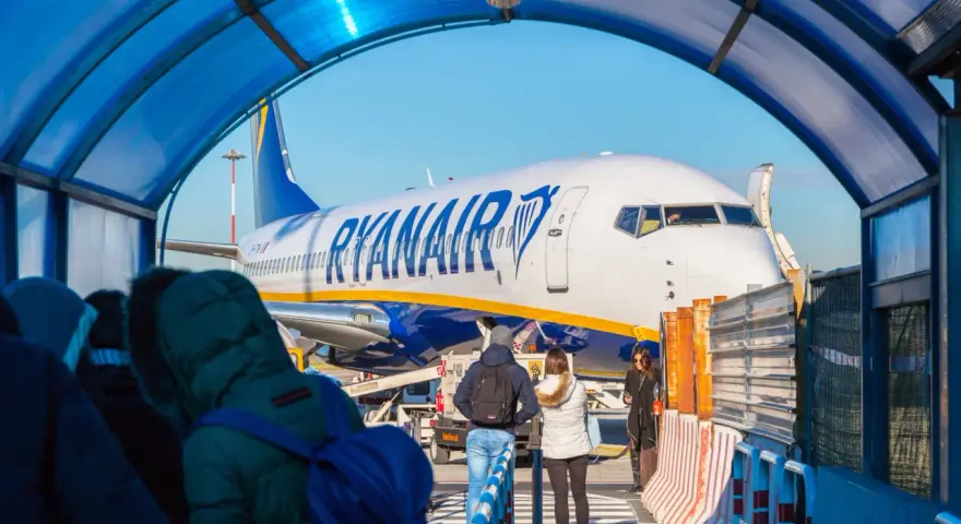 Pasażerowie podchodzą do samolotu Ryanair na lotnisku Rzym Ciampino, gotowi do podróży do centrum.