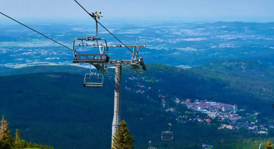 Kolejka linowa nad lasem, widok na miasteczko w dolinie. Czy to Karpacz czy Szklarska Poręba?
