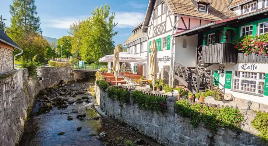 Szklarska Poręba atrakcje dla dorosłych: urokliwa restauracja nad strumieniem, z tarasem i kawiarnią. Idealne miejsce na relaks.