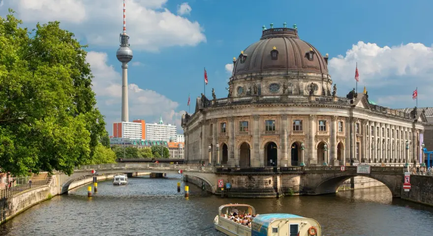 Rejs po Sprewie wśród zabytków w Berlinie. Widoczny Bode Museum i Fernsehturm.