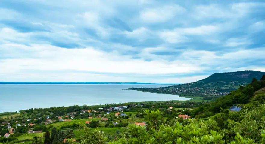 Widok na malownicze miasteczko nad Balatonem, jedno z najpiękniejszych miejsc nad jeziorem.