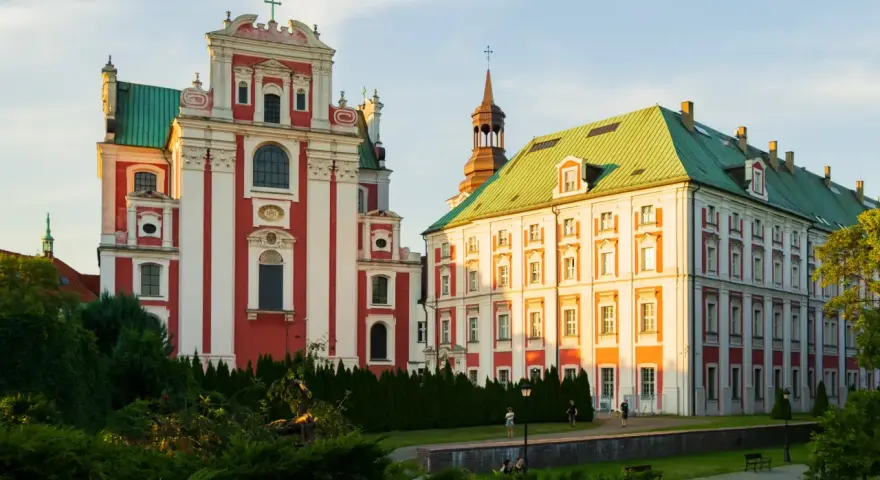Co ciekawego w Poznaniu? Imponujące budynki dawnego kolegium jezuickiego i pałacu arcybiskupiego w złotym świetle zachodzącego słońca.