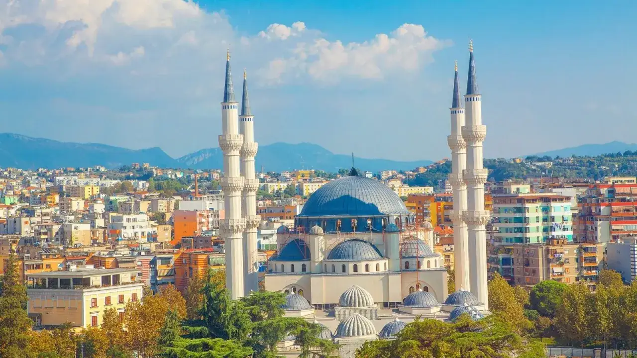 Imponująca panorama Tirany z meczetem i minaretami. Warto zobaczyć to miasto!