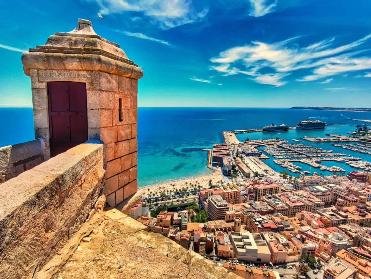 Widok z zamku na Alicante: port, plaża i miasto. Idealne miejsce, by odkryć, co warto zobaczyć w Alicante.