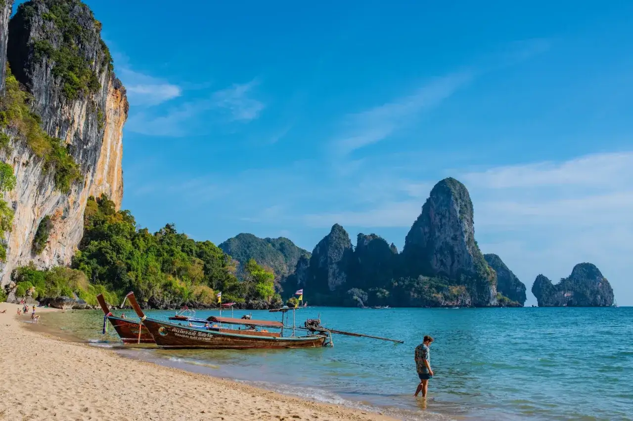 Krabi: zobacz te niesamowite wapienne klify, tradycyjne łodzie i turkusowe morze. Idealne miejsce na relaks i podziwianie krajobraz&oacute;w.