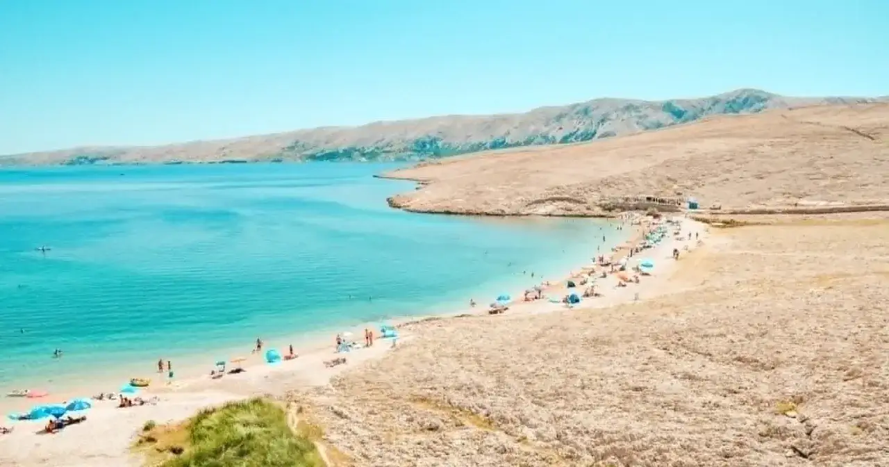 Piękna plaża w Chorwacji w maju. Warto wybrać się na wakacje, by cieszyć się słońcem i turkusowym morzem.