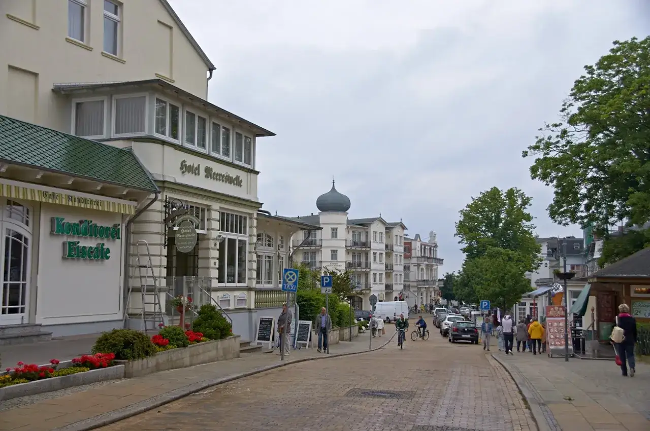 Ulica z hotelami i kawiarniami, gdzie świnoujście atrakcje po niemieckiej stronie zachęcają do spaceru.