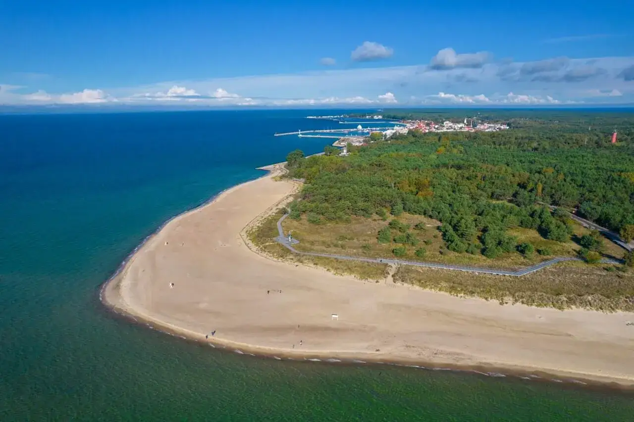 Piękna plaża i las na Helu. Idealne miejsce, by odpocząć i zastanowić się, co robic na Helu.