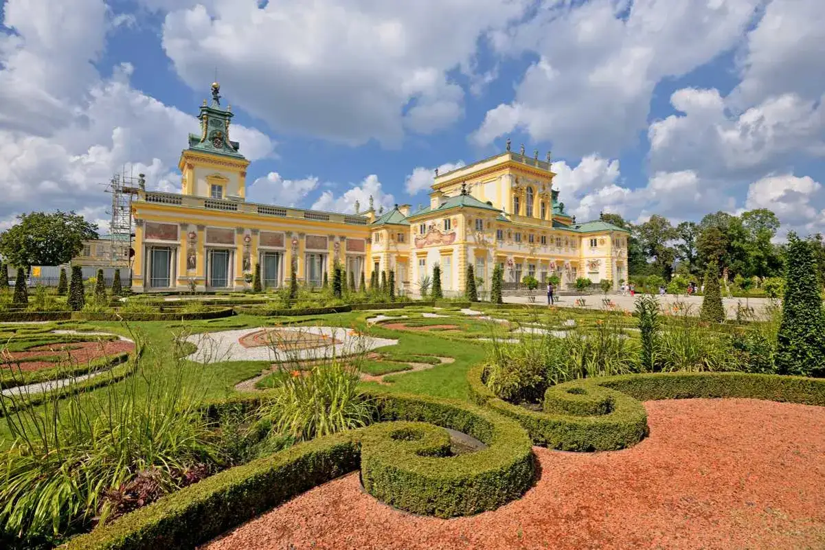 Pałac w Wilanowie zachwyca architekturą i barokowymi ogrodami. Zwiedzanie tego miejsca to podróż w czasie.