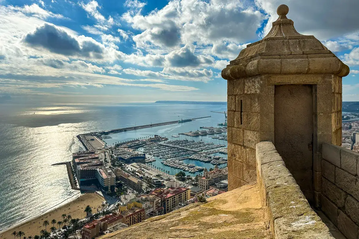Widok z zamku na port i plażę w Alicante. To miejsce, które warto zobaczyć, oferuje piękne krajobrazy i historyczne fortyfikacje.