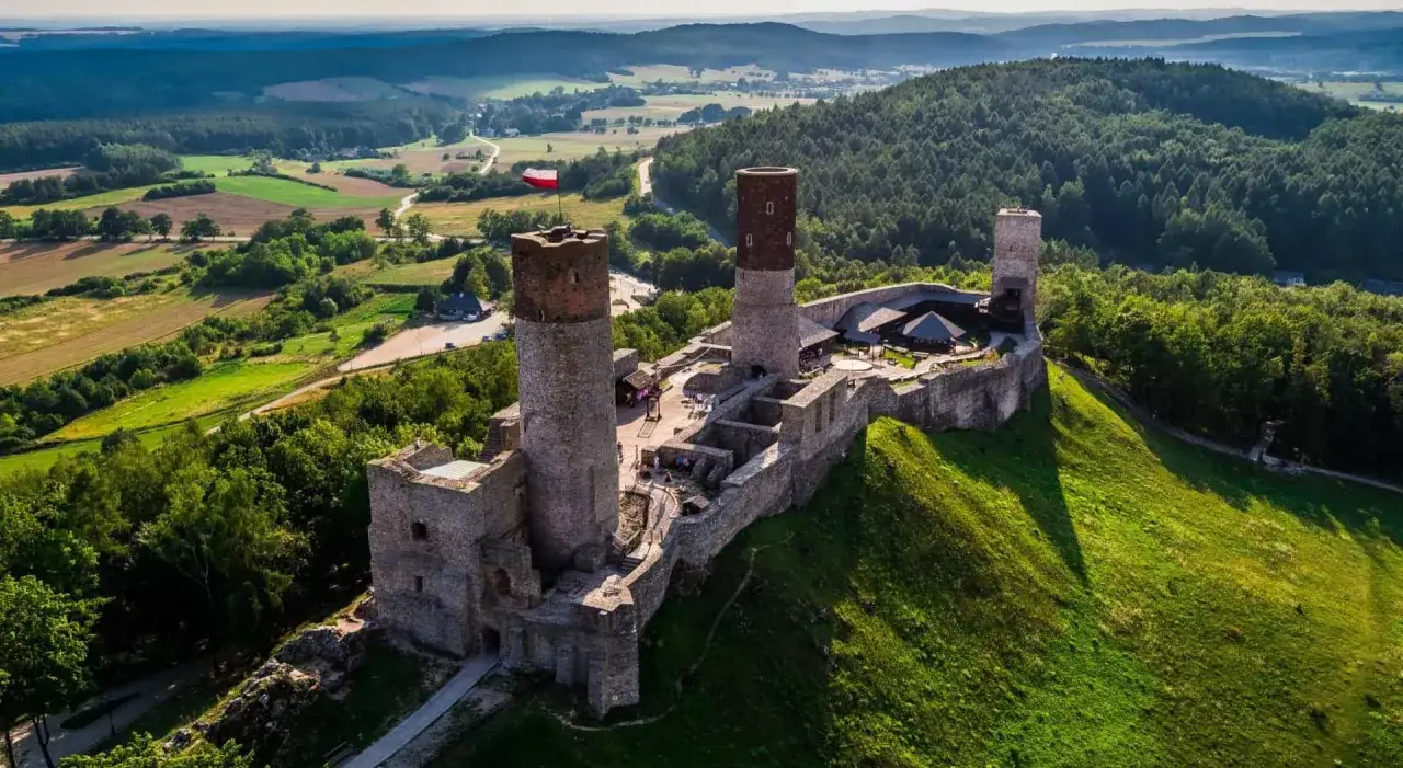 Zamek Krzyżtopór, jedna z największych atrakcji Gór Świętokrzyskich, góruje nad zielonym krajobrazem.