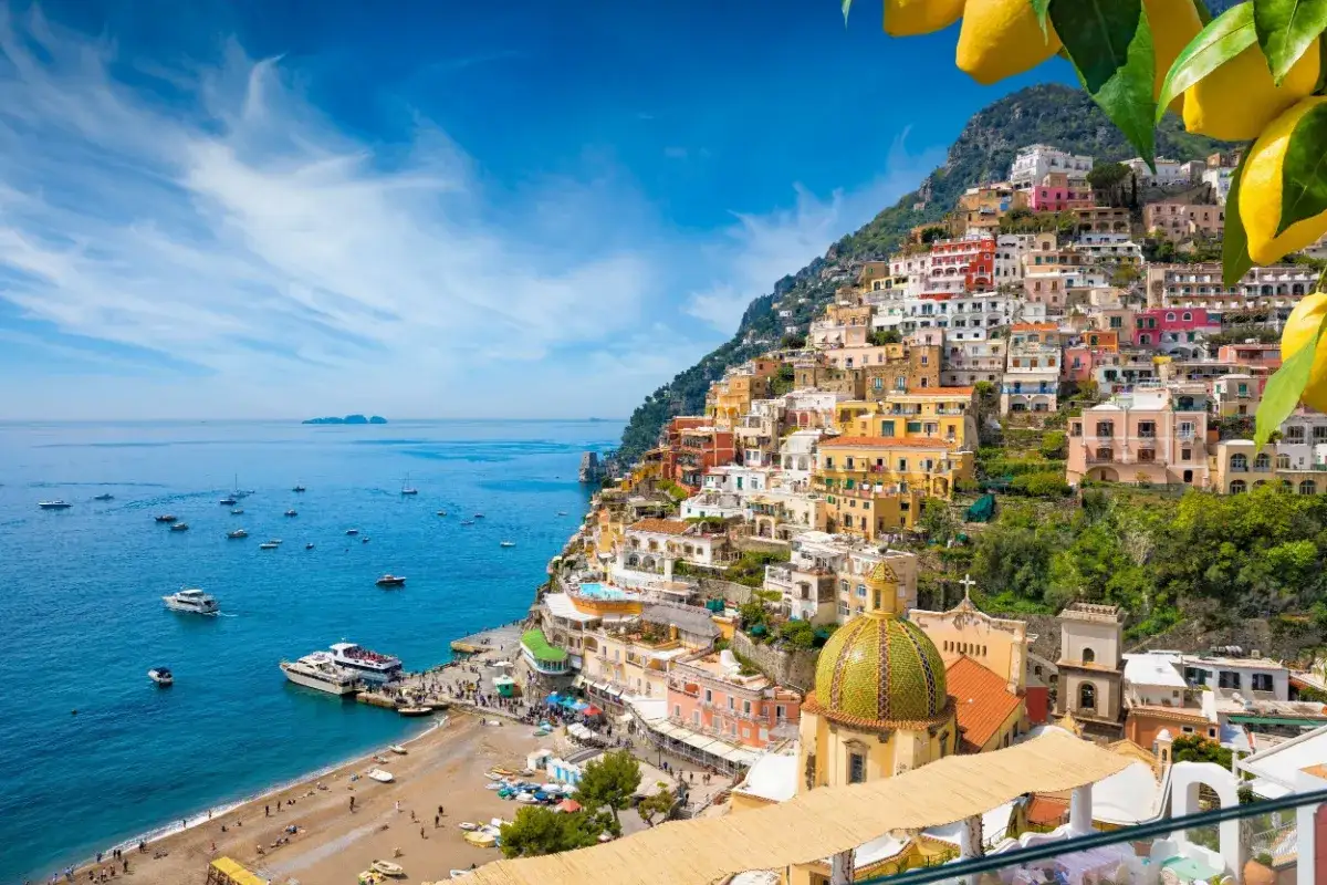 Positano, jeden z najpiękniejszych ciepłych kraj&oacute;w w Europie, z kolorowymi domami wznoszącymi się po zboczu g&oacute;ry nad błękitnym morzem.