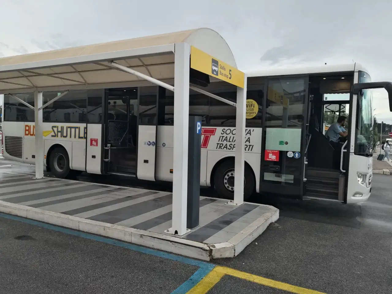 Autobus wahadłowy z lotniska Rzym Ciampino do centrum miasta, gotowy do odjazdu ze stanowiska numer 5.