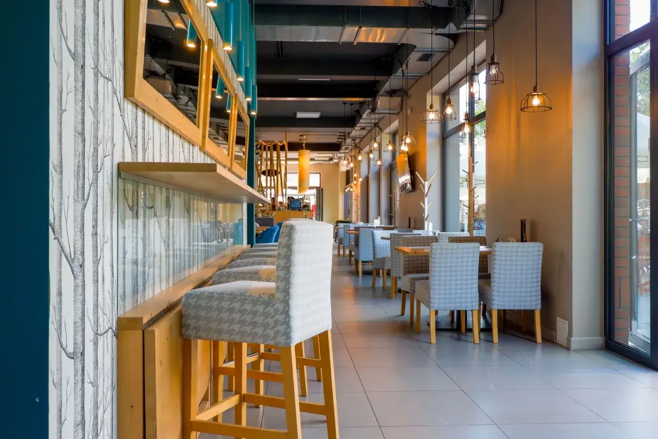 Nowoczesne wnętrze restauracji z wygodnymi krzesłami i stołami. Idealne miejsce, by sprawdzić, gdzie zjeść w Niechorzu.