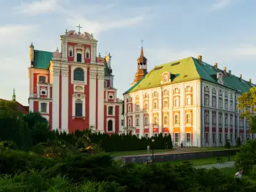 Co ciekawego w Poznaniu? Imponujące budynki dawnego kolegium jezuickiego i pałacu arcybiskupiego w złotym świetle zachodzącego słońca.