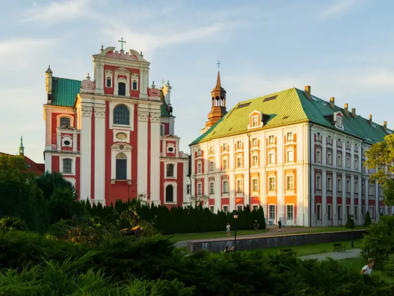 Co ciekawego w Poznaniu? Imponujące budynki dawnego kolegium jezuickiego i pałacu arcybiskupiego w złotym świetle zachodzącego słońca.